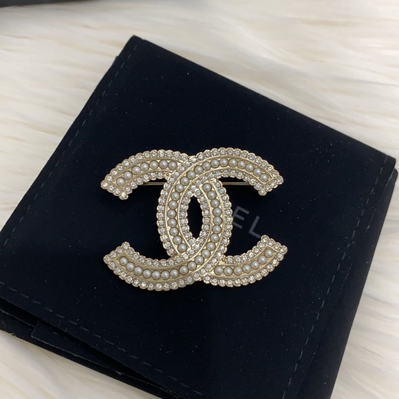 Authentic CHANEL Pearl Crystal CC Brooch Gold. - Picture 3 of 4
